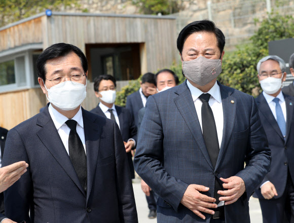 경남에서 민주당 후보로 나와 당선된 양산을 김두관(오른쪽) 당선자가 봉하마을에서 권양숙 여사를 예방한 뒤 이동하고 있다. 연합뉴스