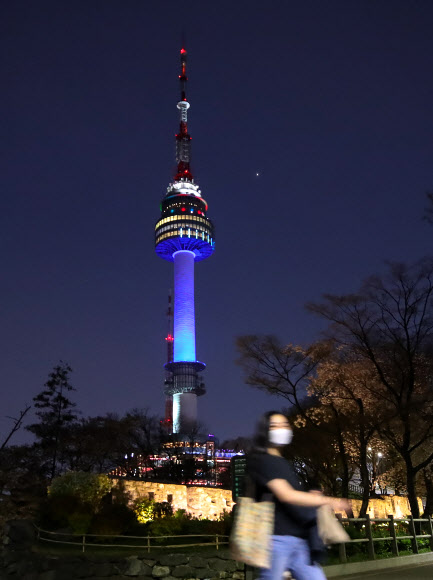 16일 오후 남산 N서울타워가 파란빛의 조명을 밝히고 있다.  서울시는 공공 및 민간시설 조명 등을 활용해 신종 코로나 바이러스 감염증(코로나19)으로 헌신하는 의료진들에 대한 감사와 존경의 마음을 전달하기 위해 이날부터 다음달 15일까지 한 달간 남산 N서울타워, 서울시청 건물 등에 파란빛의 조명을 밝히는 ‘블루라이트 캠페인’을 전개한다고 밝혔다. 2020.4.16  연합뉴스