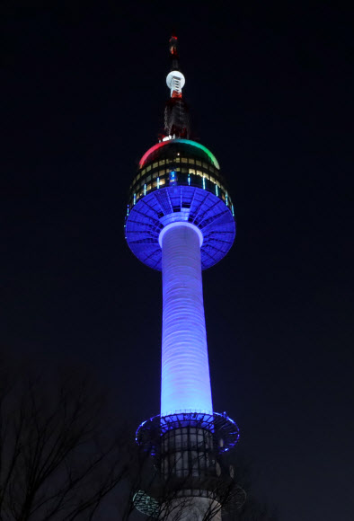 16일 오후 남산 N서울타워가 파란빛의 조명을 밝히고 있다.  서울시는 공공 및 민간시설 조명 등을 활용해 신종 코로나 바이러스 감염증(코로나19)으로 헌신하는 의료진들에 대한 감사와 존경의 마음을 전달하기 위해 이날부터 다음달 15일까지 한 달간 남산 N서울타워, 서울시청 건물 등에 파란빛의 조명을 밝히는 ‘블루라이트 캠페인’을 전개한다고 밝혔다. 2020.4.16  연합뉴스