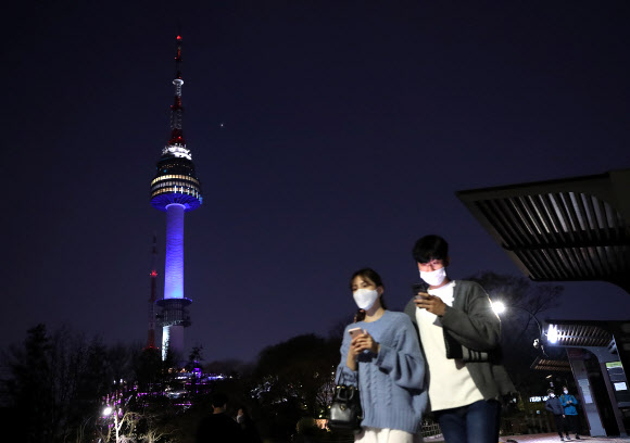16일 오후 남산 N서울타워가 파란빛의 조명을 밝히고 있다.  서울시는 공공 및 민간시설 조명 등을 활용해 신종 코로나 바이러스 감염증(코로나19)으로 헌신하는 의료진들에 대한 감사와 존경의 마음을 전달하기 위해 이날부터 다음달 15일까지 한 달간 남산 N서울타워, 서울시청 건물 등에 파란빛의 조명을 밝히는 ‘블루라이트 캠페인’을 전개한다고 밝혔다. 2020.4.16  연합뉴스