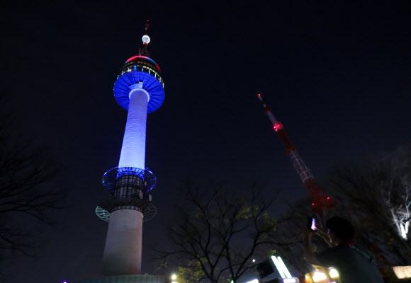 16일 오후 남산 N서울타워가 파란빛의 조명을 밝히고 있다.  서울시는 공공 및 민간시설 조명 등을 활용해 신종 코로나 바이러스 감염증(코로나19)으로 헌신하는 의료진들에 대한 감사와 존경의 마음을 전달하기 위해 이날부터 다음달 15일까지 한 달간 남산 N서울타워, 서울시청 건물 등에 파란빛의 조명을 밝히는 ‘블루라이트 캠페인’을 전개한다고 밝혔다. 2020.4.16  연합뉴스
