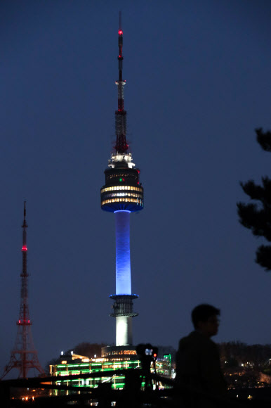 16일 오후 남산 N서울타워가 파란빛의 조명을 밝히고 있다.  서울시는 공공 및 민간시설 조명 등을 활용해 신종 코로나 바이러스 감염증(코로나19)으로 헌신하는 의료진들에 대한 감사와 존경의 마음을 전달하기 위해 이날부터 다음달 15일까지 한 달간 남산 N서울타워, 서울시청 건물 등에 파란빛의 조명을 밝히는 ‘블루라이트 캠페인’을 전개한다고 밝혔다. 2020.4.16  연합뉴스
