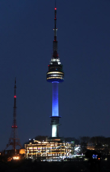 16일 오후 남산 N서울타워가 파란빛의 조명을 밝히고 있다.  서울시는 공공 및 민간시설 조명 등을 활용해 신종 코로나 바이러스 감염증(코로나19)으로 헌신하는 의료진들에 대한 감사와 존경의 마음을 전달하기 위해 이날부터 다음달 15일까지 한 달간 남산 N서울타워, 서울시청 건물 등에 파란빛의 조명을 밝히는 ‘블루라이트 캠페인’을 전개한다고 밝혔다. 2020.4.16  연합뉴스