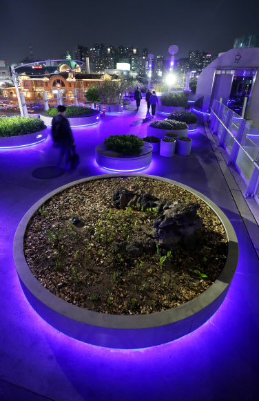 16일 저녁 서울 중구 서울로 7017이 의료진을 상징하는 파란색 빛으로 물들어 있다.  서울시는 코로나19 확산 방지에 헌신한 의료진에 감사하는 뜻에서 주요 건축물을 파란색 빛으로 장식하는 ‘블루라이트 캠페인’을 내달 15일까지 벌인다고 밝혔다. 이에 따라 서울시청, 서울로7017, 한강 교량, 서울월드컵경기장, 남산 N서울타워, 잠실 롯데월드타워 등은 밤마다 청색 빛 조명을 밝힌다. 2020.4.16  연합뉴스