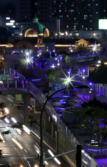 16일 저녁 서울 중구 서울로 7017이 의료진을 상징하는 파란색 빛으로 물들어 있다.  서울시는 코로나19 확산 방지에 헌신한 의료진에 감사하는 뜻에서 주요 건축물을 파란색 빛으로 장식하는 ‘블루라이트 캠페인’을 내달 15일까지 벌인다고 밝혔다. 이에 따라 서울시청, 서울로7017, 한강 교량, 서울월드컵경기장, 남산 N서울타워, 잠실 롯데월드타워 등은 밤마다 청색 빛 조명을 밝힌다. 2020.4.16  연합뉴스