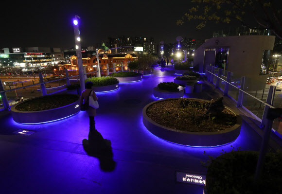 16일 저녁 서울 중구 서울로 7017이 의료진을 상징하는 파란색 빛으로 물들어 있다.  서울시는 코로나19 확산 방지에 헌신한 의료진에 감사하는 뜻에서 주요 건축물을 파란색 빛으로 장식하는 ‘블루라이트 캠페인’을 내달 15일까지 벌인다고 밝혔다. 이에 따라 서울시청, 서울로7017, 한강 교량, 서울월드컵경기장, 남산 N서울타워, 잠실 롯데월드타워 등은 밤마다 청색 빛 조명을 밝힌다. 2020.4.16  연합뉴스