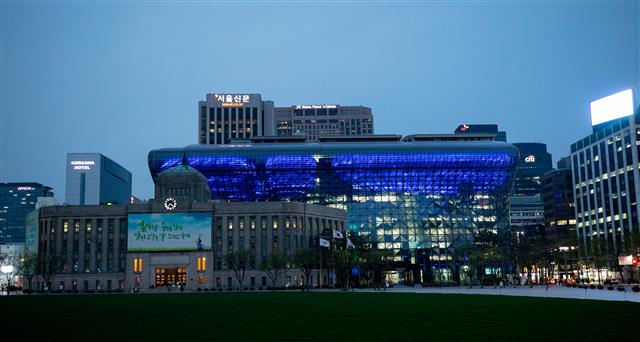 서울시가 공공 및 민간시설 조명 등을 활용, 신종 코로나바이러스 감염증(코로나19)으로 불철주야 소임을 다하는 의료진들의 헌신에 대한 감사와 존경의 마음을 전달한다. 서울시는 야간부터 공공청사 및 민간시설에 의료진을 상징하는 푸른빛의 조명과 감사 메시지 등을 표출할 예정이라고 16일 밝혔다.  공공시설은 서울시청 청사, 서울로7017 등 서울시의 대표적 시설을 시작으로 한강교량(양화대교, 잠실철교 등), 월드컵경기장 등으로 한 달간 순차적 확대,실시할 계획이다. 사진은 이날 오후 서울 중구 서울시청 외벽에 푸른빛 조명이 밝혀져 있다. 2020.4.16 뉴스1