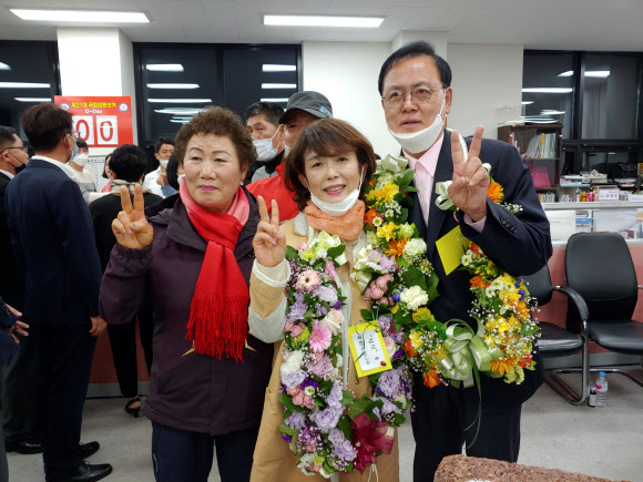 충남 아산갑 통합당 이명수(오른쪽) 당선자. 연합뉴스