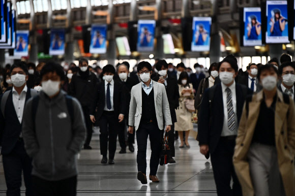 마스크 쓰고 출근하는 일본 직장인들