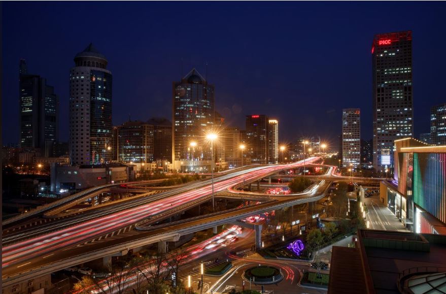 중국 베이징 상업지역의 도심의 큰 도로에서 저녁 시간대에 차량들이 바쁘 움직이면서 코로나19로 사실상 멈춰버린 경제가 기지개를 켜는 모습을 보이고 있다. 사진은 지난 7일의 모습. 베이징 로이터 연합뉴스