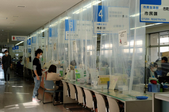 코로나19 가림막 치고 일하는 일본 시청 직원들
