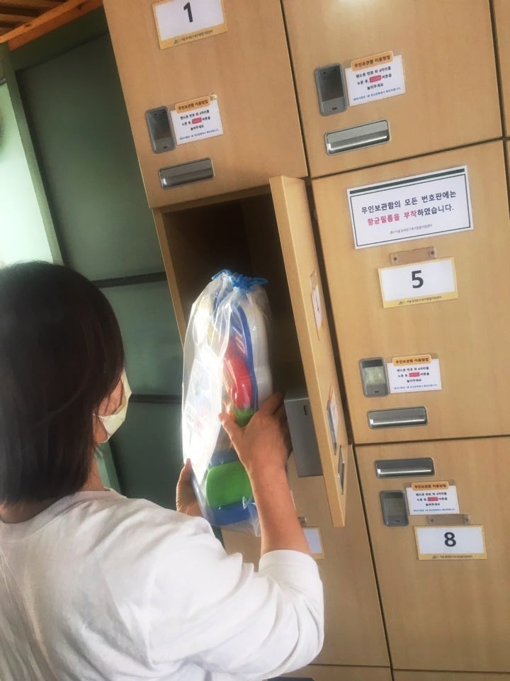 서울 동대문구육아지원센터 답십리점 직원이 대여 신청을 받은 장난감을 무인보관함에 넣고 있다.  동대문구 제공