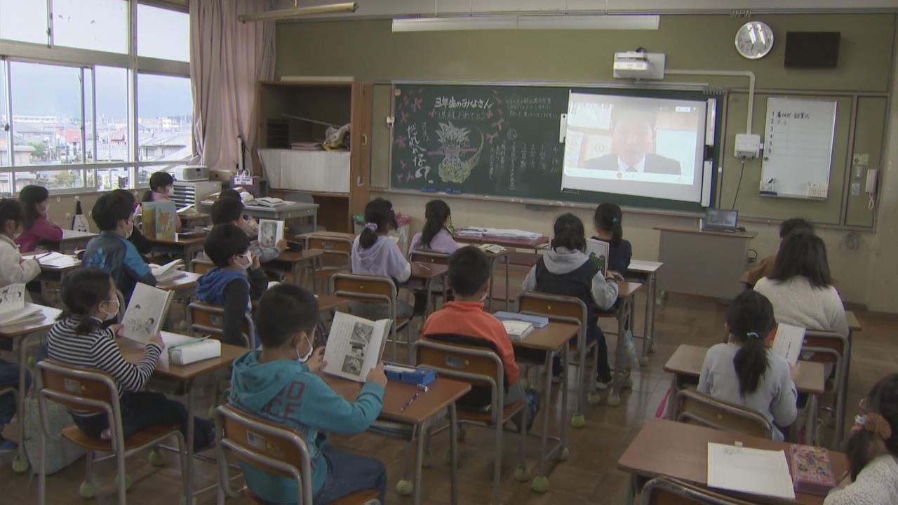 4월 13일 일본 미에현 스즈카시의 한 초등학교에서 교실에 모인 학생들이 모니터를 통해 교사의 이야기를 듣고 있다.  주쿄테레비뉴스 캡처