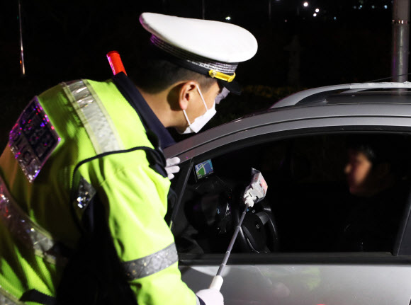 18일 오후 경기도 광주시 역동삼거리에서 경찰이 비접촉식 음주감지기를 활용한 음주단속 시연을 하고 있다. 2020.4.19  연합뉴스