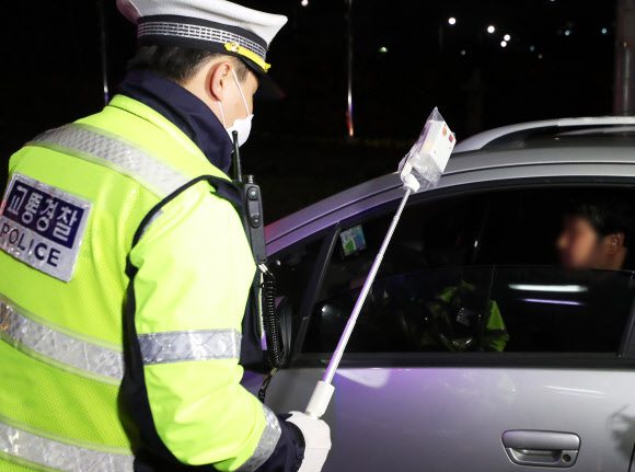 18일 오후 경기도 광주시 역동삼거리에서 경찰이 비접촉식 음주감지기를 활용한 음주단속 시연을 하고 있다. 2020.4.19  연합뉴스