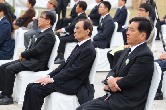 여야 정당 대표들이 19일 서울 강북구 국립4.19민주묘지에서 열린 제60주년 4.19혁명 기념식에 참석했다. 2020. 4. 19  도준석 기자 pado@seoul.co.kr