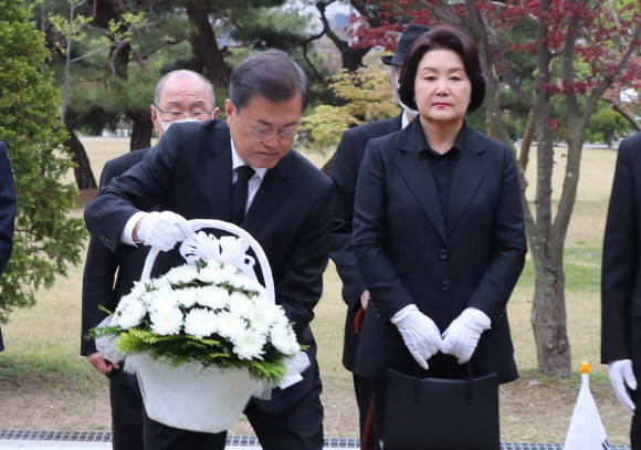 문재인 대통령과 김정숙 여사가 19일 서울 강북구 국립4.19민주묘지에서 열린 제60주년 4.19혁명 기념식에 참석한 뒤 故 전한승 군 묘에 헌화하고 있다. 2020. 4. 19  도준석 기자pado@seoul.co.kr