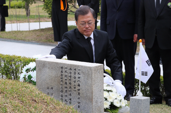 문재인 대통령이 19일 서울 강북구 국립4.19민주묘지에서 열린 제60주년 4.19혁명 기념식에 참석한 뒤 故 전한승 군 묘비를 어루만지고 있다. 2020. 4. 19  도준석 기자 pado@seoul.co.kr