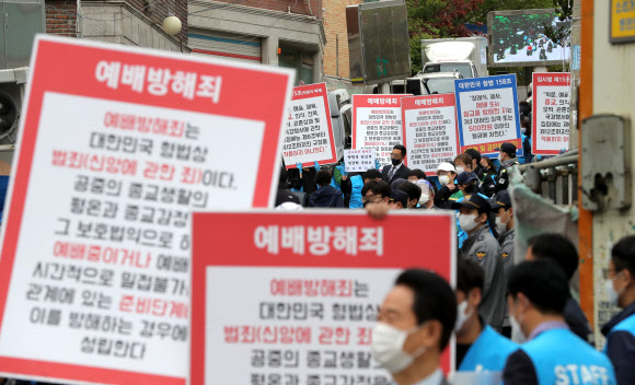 19일 오전 서울 성북구 사랑제일교회에서 신도들이 주일예배에 참석하고 있다. 2020.4.19  연합뉴스