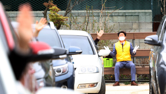 19일 중랑구 서울씨티교회에서 신도들이 주차장에 차를 세운 상태에서 라디오를 통해 목사 설교를 듣는 ‘승차예배’를 하고 있다. 정부는 코로나19 대응 사회적 거리두기 연장 여부를 이날 결정할 예정이다. 2020.4.19  연합뉴스
