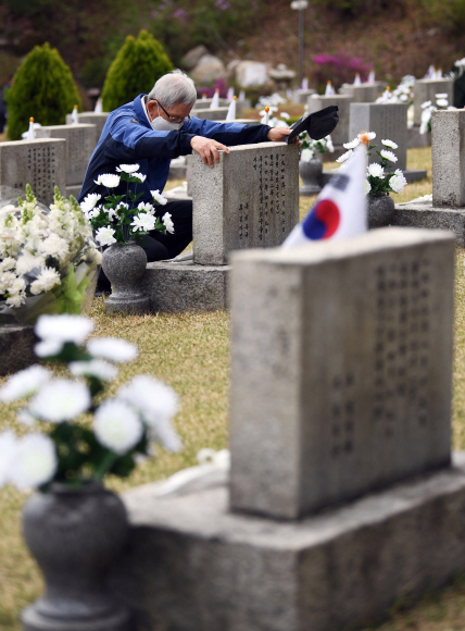 제60주년 4·19 혁명 기념식이 열린 19일 서울 강북구 국립 4·19 민주묘지에서 참배객이 슬픔에 빠져 있다. 2020.4.19 박윤슬 기자 seul@seoul.co.kr