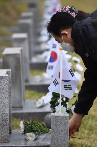 제60주년 4·19 혁명 기념식이 열린 19일 서울 강북구 국립 4·19 민주묘지에서 참배객이 헌화하고 있다. 2020.4.19 박윤슬 기자 seul@seoul.co.kr