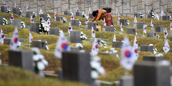 제60주년 4·19 혁명 기념식이 열린 19일 서울 강북구 국립 4·19 민주묘지에서 참배객이 슬픔에 빠져 있다. 2020.4.19 박윤슬 기자 seul@seoul.co.kr