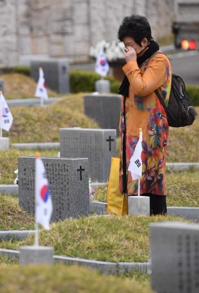 제60주년 4·19 혁명 기념식이 열린 19일 서울 강북구 국립 4·19 민주묘지에서 참배객이 슬픔에 빠져 있다. 2020.4.19 박윤슬 기자 seul@seoul.co.kr