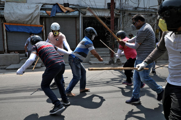 코로나19 봉쇄 반발자에게 진압봉 휘두르는 인도 경찰