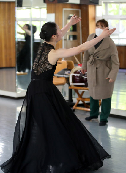 ‘두 달 만에 선생님 앞에서’