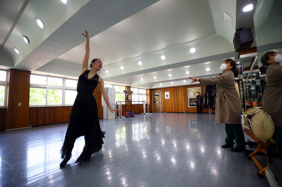 ‘나 홀로’…57일 만의 화려한 춤사위