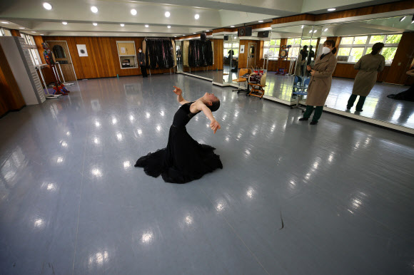 홀로 펼치는 57일 만의 화려한 춤사위