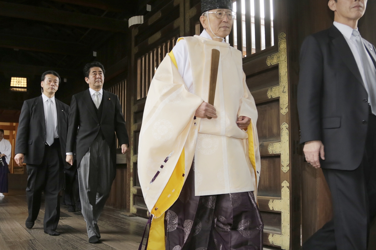 2013년 12월 야스쿠니신사를 직접 참배한 아베 신조 일본 총리.  AP 연합뉴스