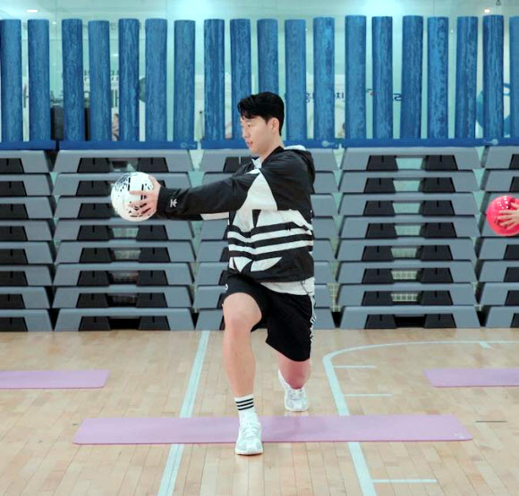 집콕 운동 강사로 변신한 손흥민