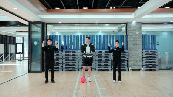 집콕 운동 강사로 변신한 손흥민