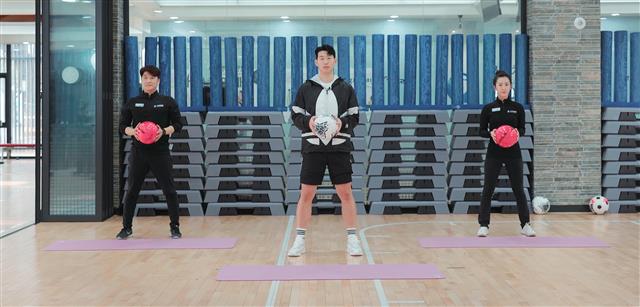 손흥민과 함께 집에서 운동하자!