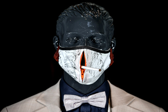 패셔너블한 보호용 얼굴 마스크가 20일(현지시간) 독일 크레펠트 실크시티 볼프강 쉰케의 재단 스튜디오에 전시돼 있다. 쉰케는 코로나 19 대유행으로 인해 양복점이 오랫동안 문을 닫았기 때문에 친구 피에르 지엘린스키와 협력해 고가의 소규모 얼굴 마스크 컬렉션을 만들었다. EPA 연합뉴스