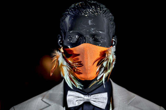 패셔너블한 보호용 얼굴 마스크가 20일(현지시간) 독일 크레펠트 실크시티 볼프강 쉰케의 재단 스튜디오에 전시돼 있다. 쉰케는 코로나 19 대유행으로 인해 양복점이 오랫동안 문을 닫았기 때문에 친구 피에르 지엘린스키와 협력해 고가의 소규모 얼굴 마스크 컬렉션을 만들었다. EPA 연합뉴스