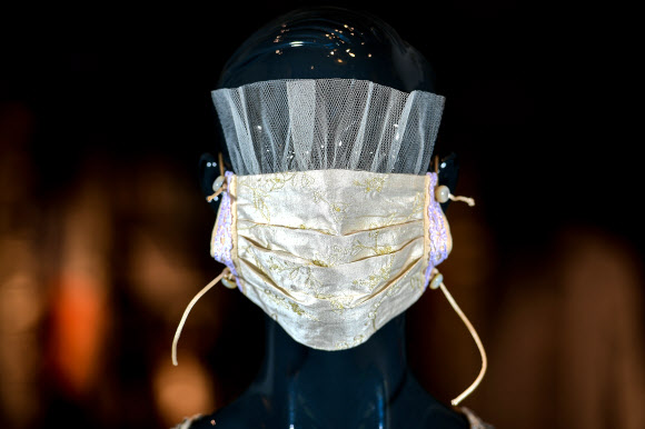 패셔너블한 보호용 얼굴 마스크가 20일(현지시간) 독일 크레펠트 실크시티 볼프강 쉰케의 재단 스튜디오에 전시돼 있다. 쉰케는 코로나 19 대유행으로 인해 양복점이 오랫동안 문을 닫았기 때문에 친구 피에르 지엘린스키와 협력해 고가의 소규모 얼굴 마스크 컬렉션을 만들었다. EPA 연합뉴스