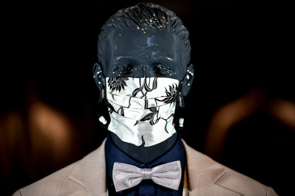 패셔너블한 보호용 얼굴 마스크가 20일(현지시간) 독일 크레펠트 실크시티 볼프강 쉰케의 재단 스튜디오에 전시돼 있다. 쉰케는 코로나 19 대유행으로 인해 양복점이 오랫동안 문을 닫았기 때문에 친구 피에르 지엘린스키와 협력해 고가의 소규모 얼굴 마스크 컬렉션을 만들었다. EPA 연합뉴스