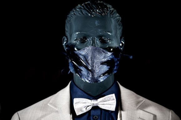 패셔너블한 보호용 얼굴 마스크가 20일(현지시간) 독일 크레펠트 실크시티 볼프강 쉰케의 재단 스튜디오에 전시돼 있다. 쉰케는 코로나 19 대유행으로 인해 양복점이 오랫동안 문을 닫았기 때문에 친구 피에르 지엘린스키와 협력해 고가의 소규모 얼굴 마스크 컬렉션을 만들었다. EPA 연합뉴스