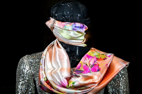 패셔너블한 보호용 얼굴 마스크가 20일(현지시간) 독일 크레펠트 실크시티 볼프강 쉰케의 재단 스튜디오에 전시돼 있다. 쉰케는 코로나 19 대유행으로 인해 양복점이 오랫동안 문을 닫았기 때문에 친구 피에르 지엘린스키와 협력해 고가의 소규모 얼굴 마스크 컬렉션을 만들었다. EPA 연합뉴스