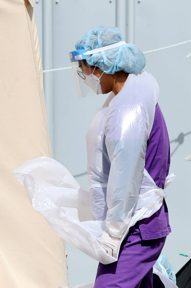 바람에 휘날리는 의료가운