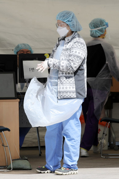 바람에 휘날리는 의료가운