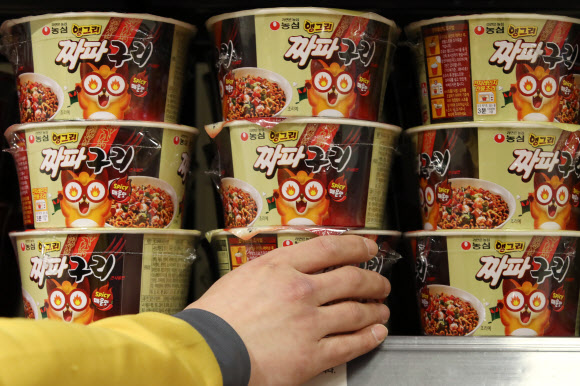 컵라면으로 즐기는 짜파구리