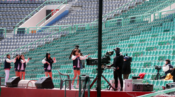 ‘텅 빈 관중석에 응원열기 채워요’