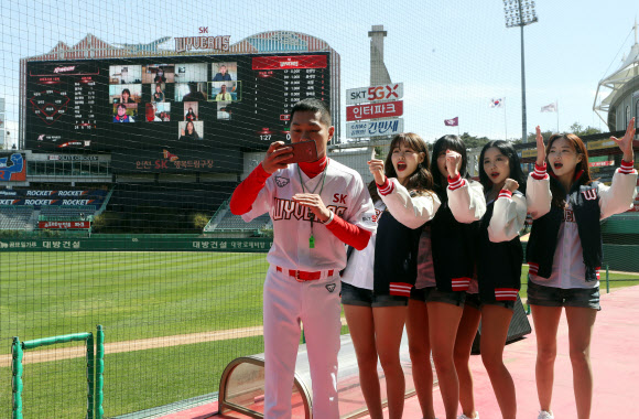 ‘온라인으로 야구 함께 응원해요’