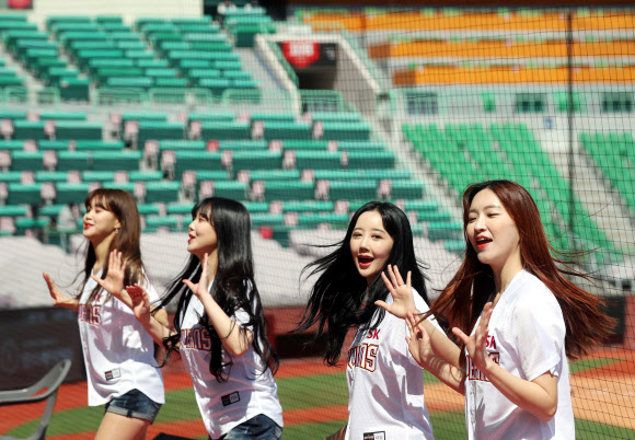 ‘텅 빈 관중석에 응원열기 채워요’