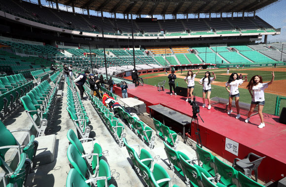 ‘텅 빈 관중석에 응원열기 채워요’