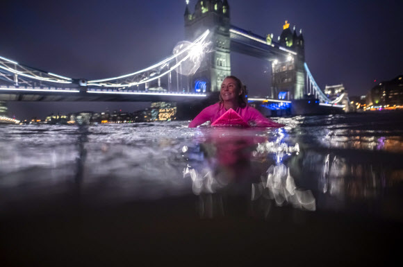 하와이의 ‘시위 서퍼’ 앨리슨 틸이 기후변화에 대처할 필요성에 대한 인식을 높이기 위해 3월 5일 런던을 방문했을 때, 템즈강에서 패들링을 하고 있다. 앨리슨 틸은 멕시코의 폐수에 태클 후, 파리의 센 강과 몰디브의 쓰레기 섬을 패들링하며 환경에 대한 인식을 높이기 위해 분홍색 ‘에코 친화적인’ 서핑보드로 세계를 여행하고 있다. AFP 연합뉴스